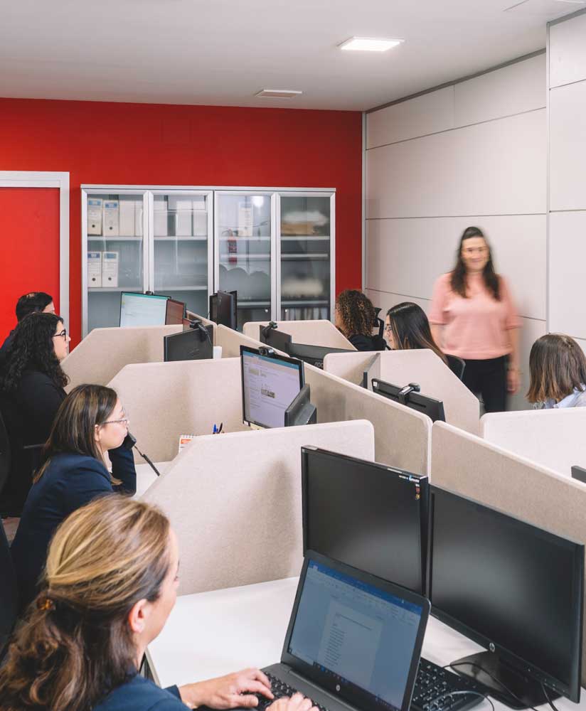 Personas de distintos departamentos colaborando y compartiendo ideas en un entorno de trabajo dinámico.
